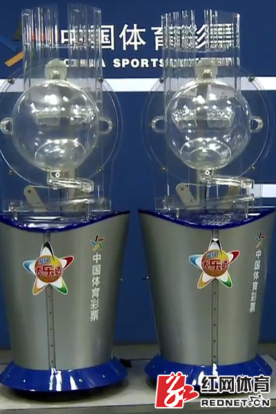 九游体育-橄榄球赛场再起风云：塞外鲨队队险胜渝州独角兽队，赛场气氛火爆回归即成焦点(中国女排首战险胜多米尼加)