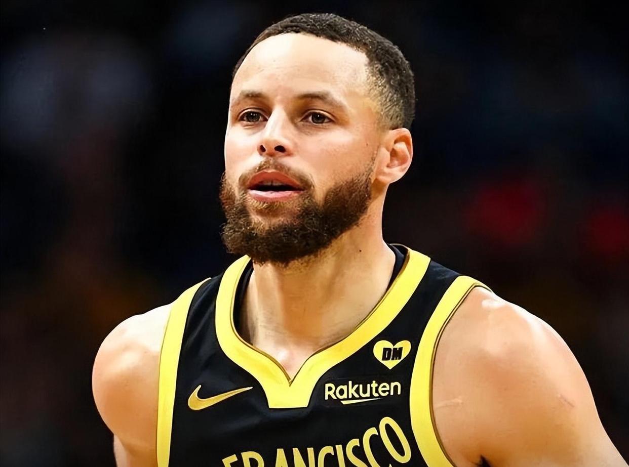 九游娱乐- 库里连续11场30+ 